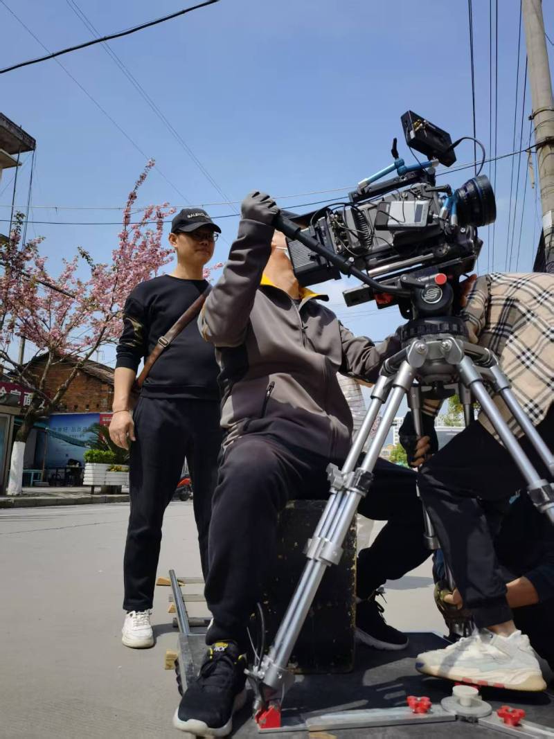 比如县广告片拍摄：快消品牌爆款之选，网感内容适配社媒传播！